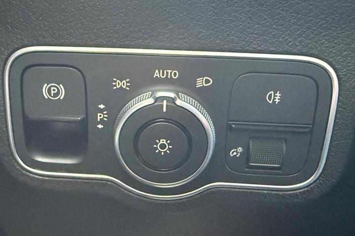 Sort Mercedes EQB300 fra 2024