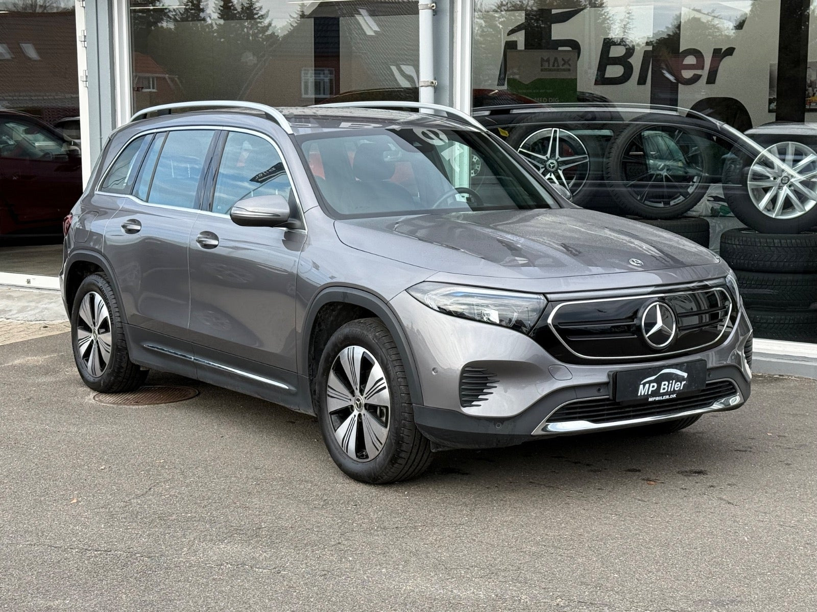 Grå Mercedes EQB300 fra 2024