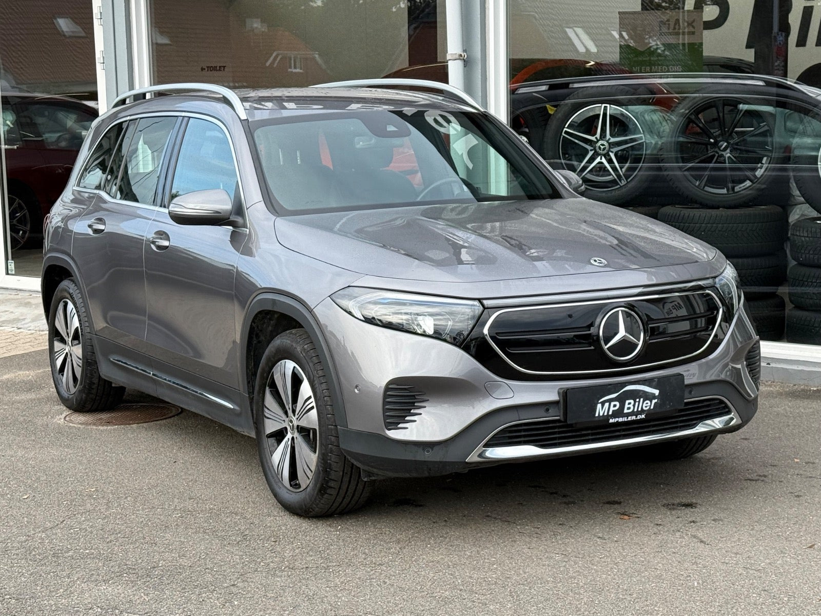 Grå Mercedes EQB300 fra 2024