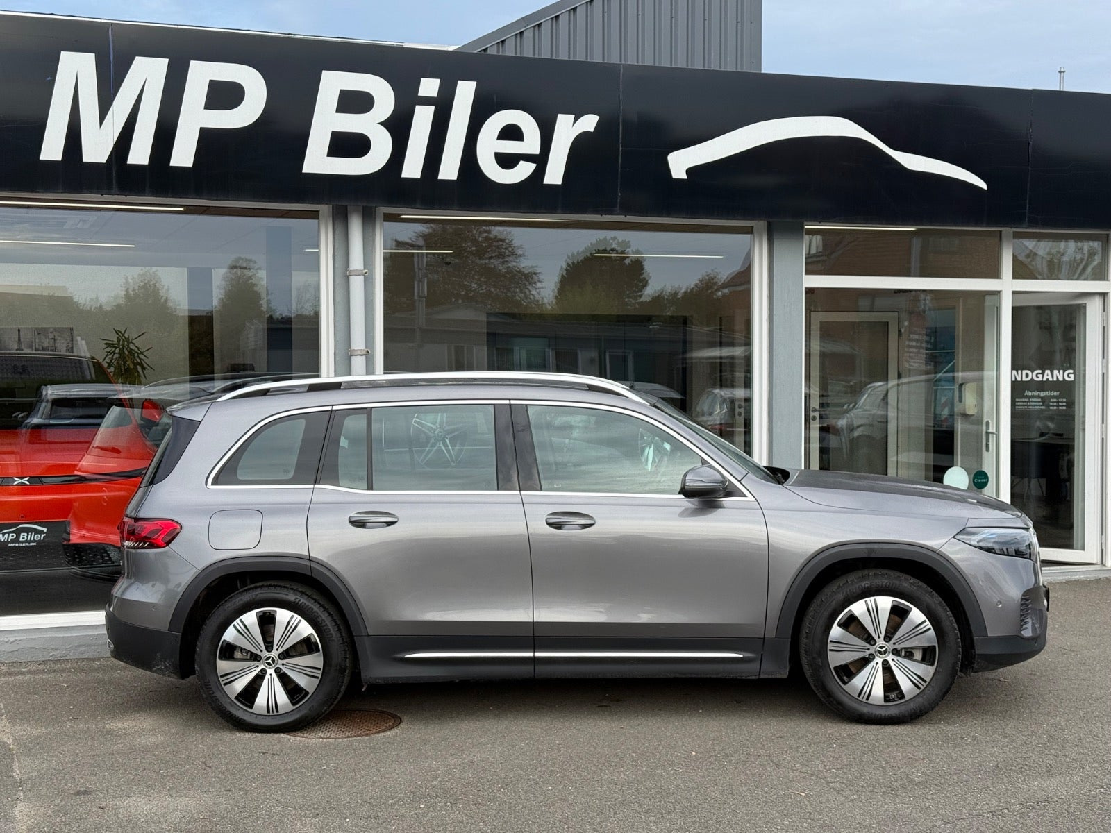 Grå Mercedes EQB300 fra 2024