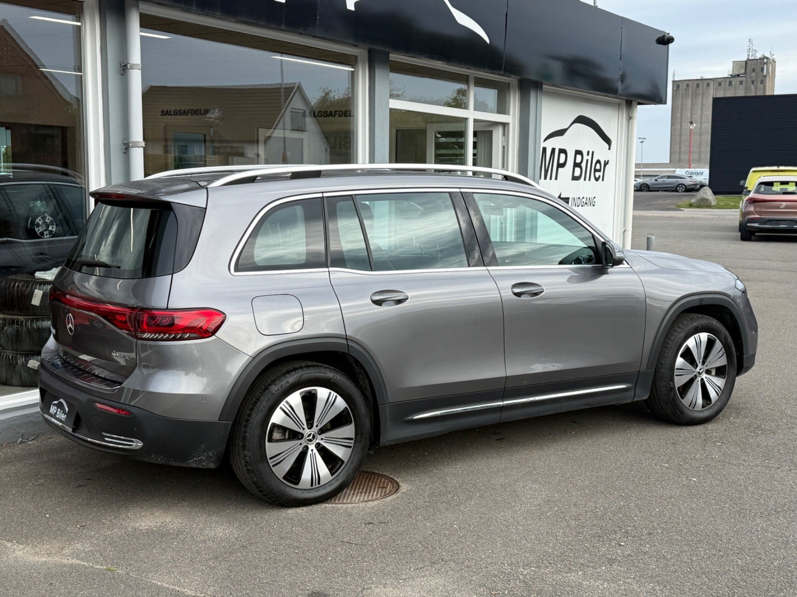 Grå Mercedes EQB300 fra 2024
