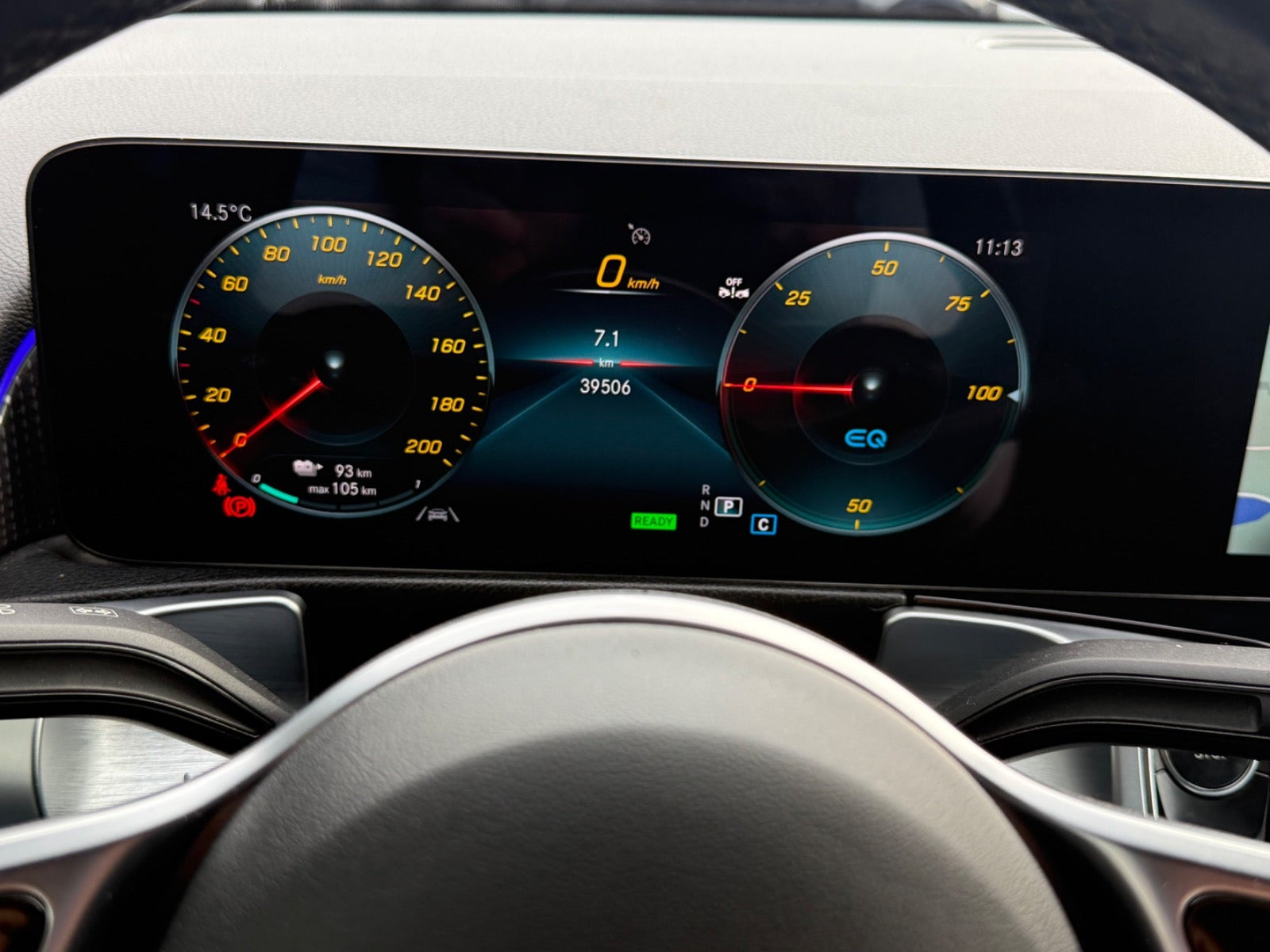Grå Mercedes EQB300 fra 2024