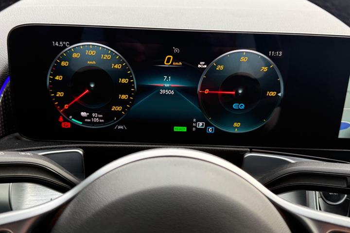 Grå Mercedes EQB300 fra 2024