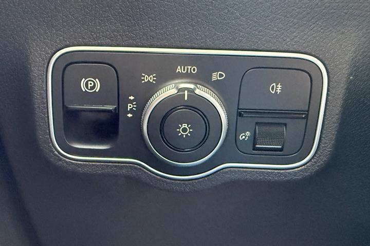 Grå Mercedes EQB300 fra 2024