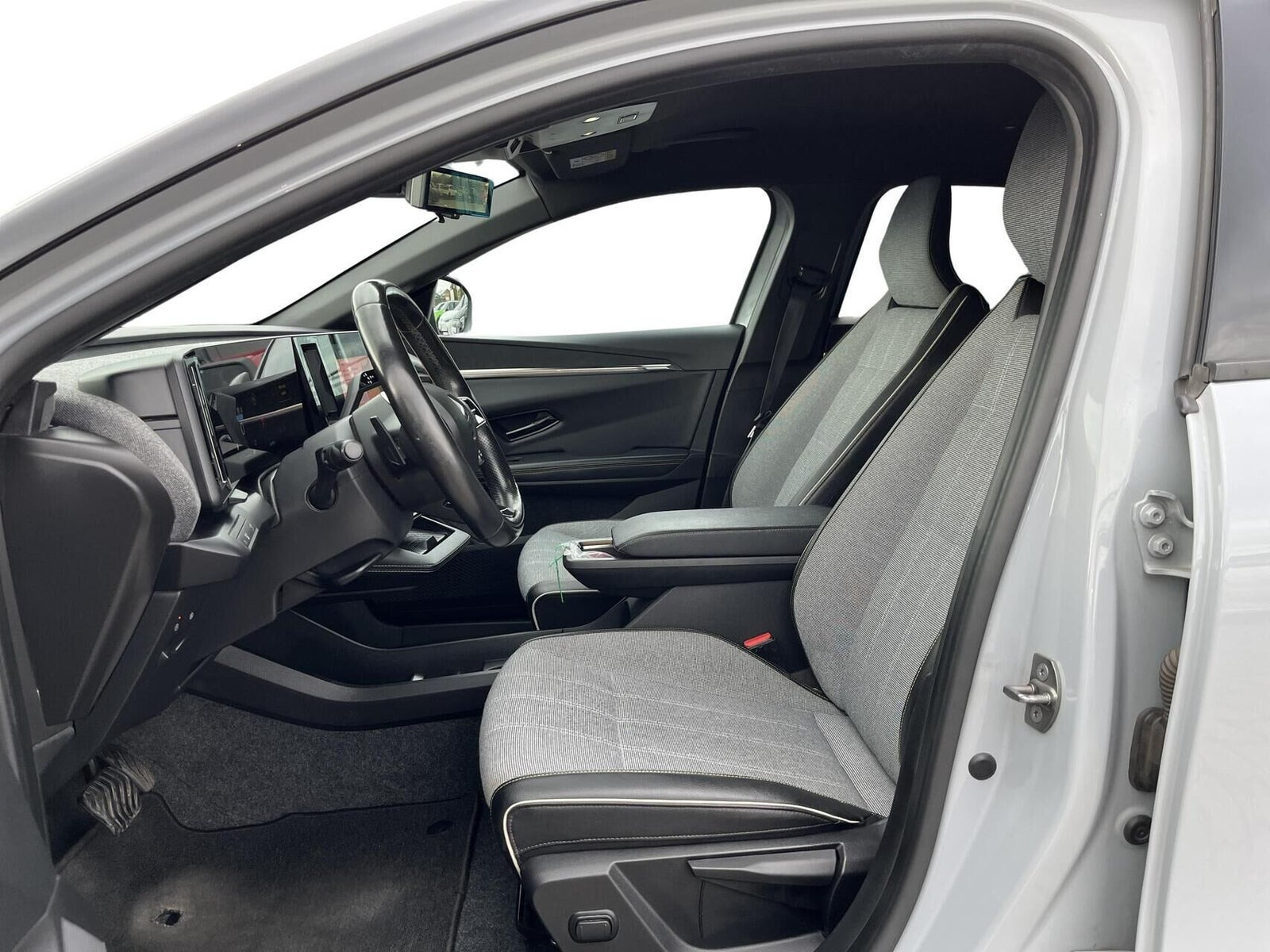 Grå Renault Megane E-Tech fra 2023