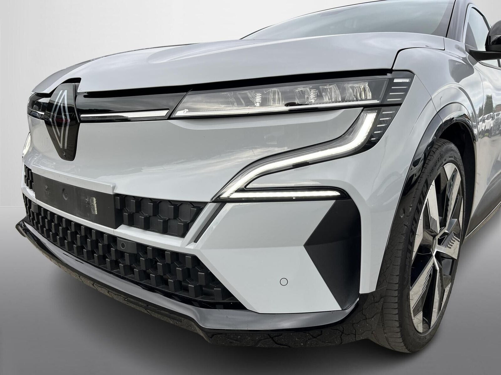 Grå Renault Megane E-Tech fra 2023