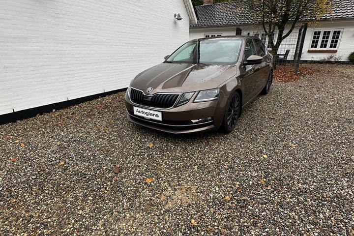 Brun Skoda Octavia fra 2018