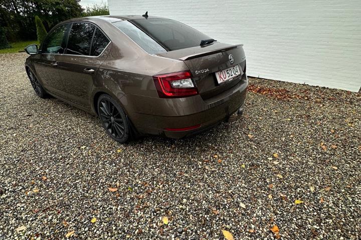 Brun Skoda Octavia fra 2018