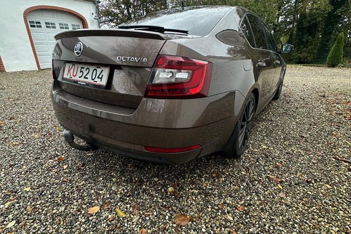 Brun Skoda Octavia fra 2018
