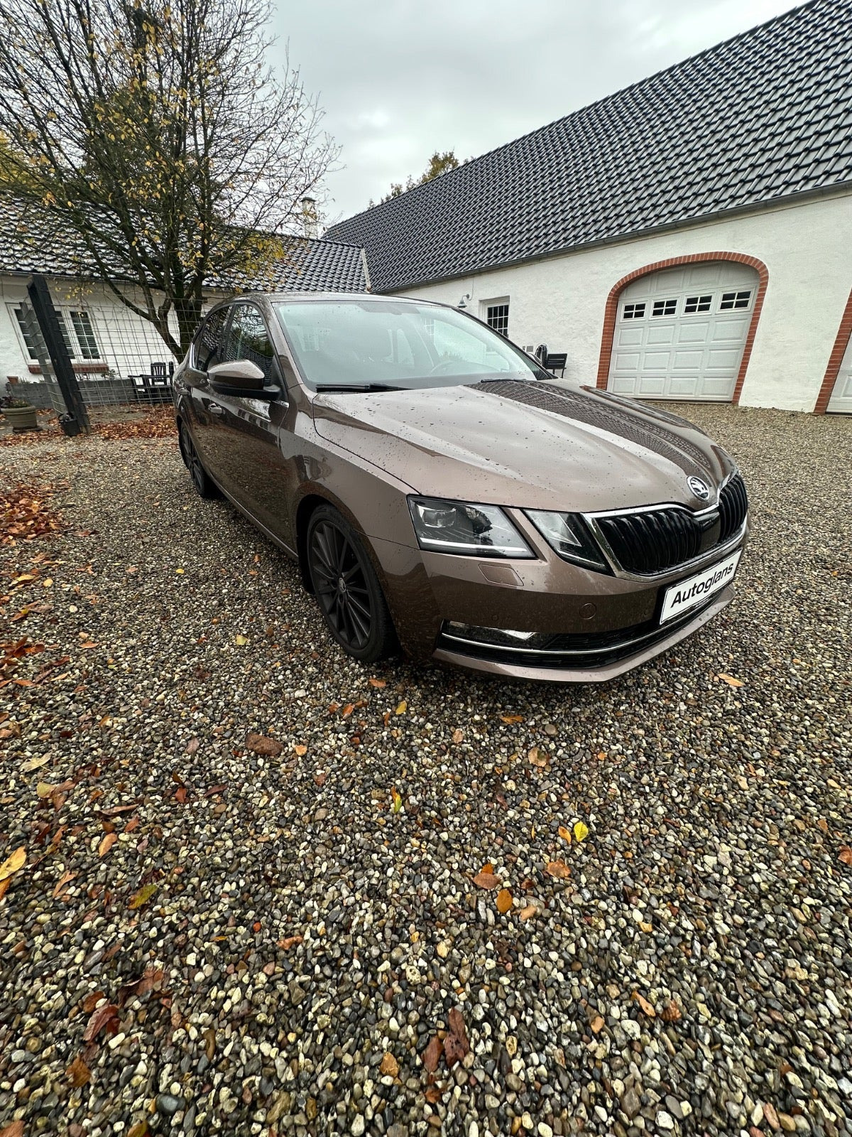 Brun Skoda Octavia fra 2018