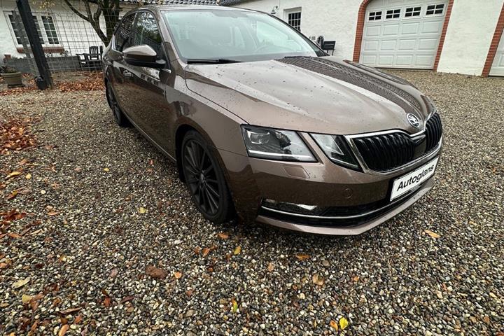 Brun Skoda Octavia fra 2018