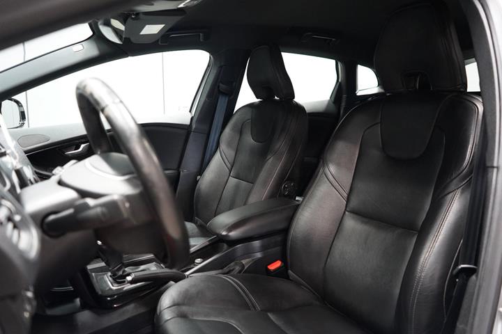Sølv Volvo V40 fra 2019