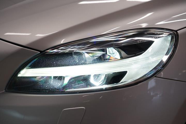 Sølv Volvo V40 fra 2019