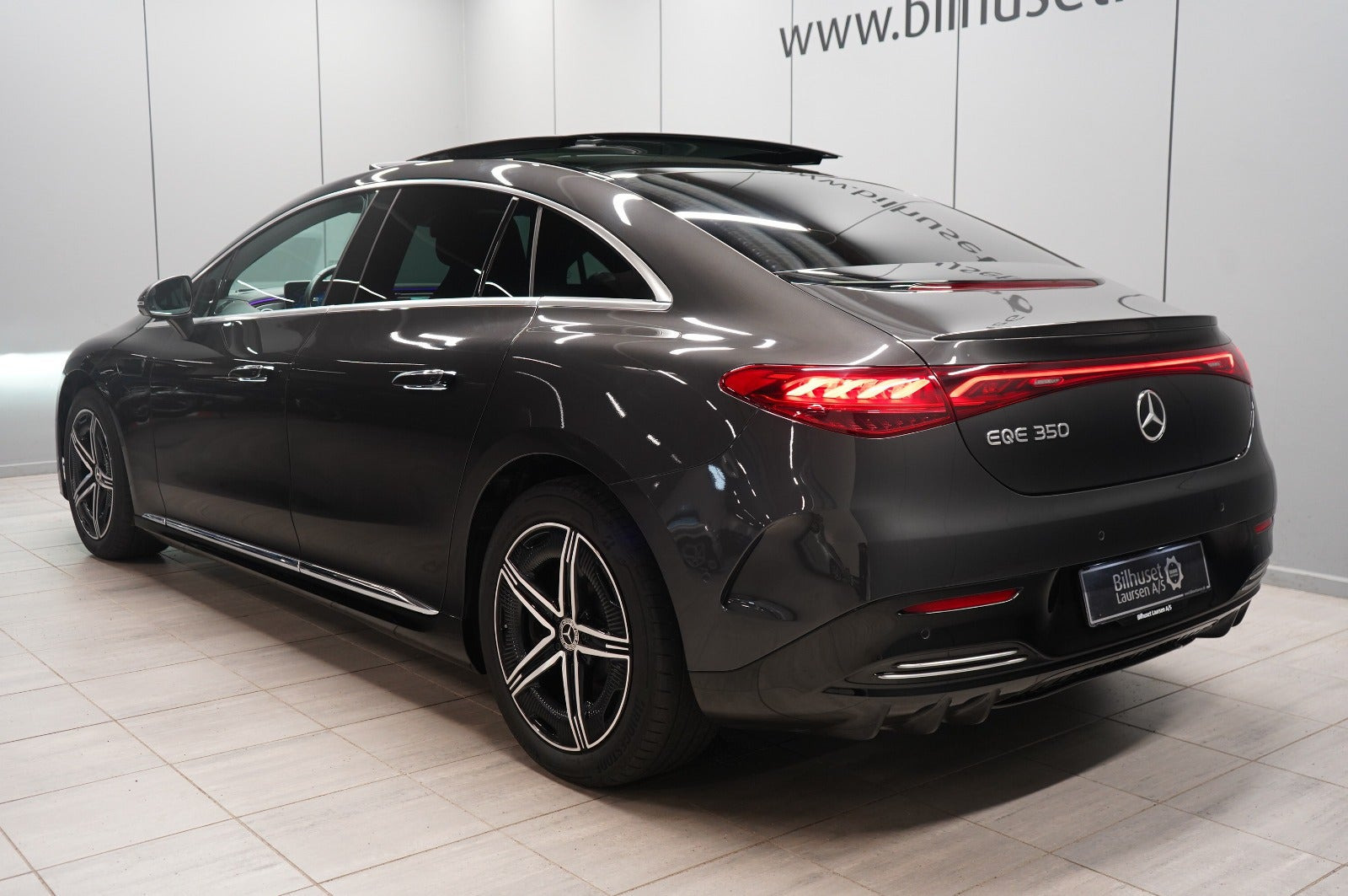 Grå Mercedes EQE350 fra 2023