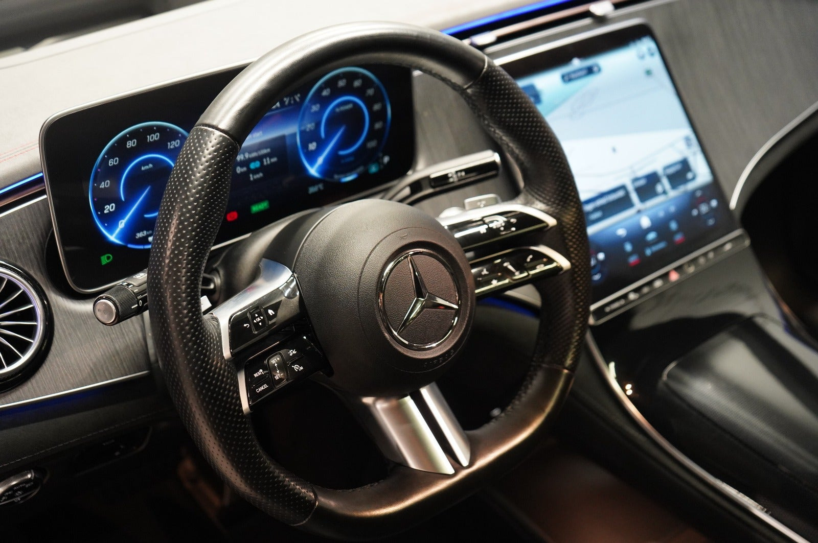 Grå Mercedes EQE350 fra 2023
