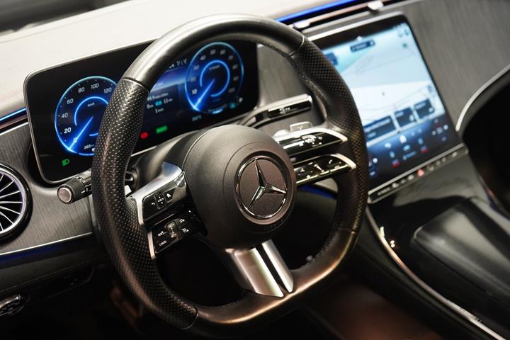 Grå Mercedes EQE350 fra 2023