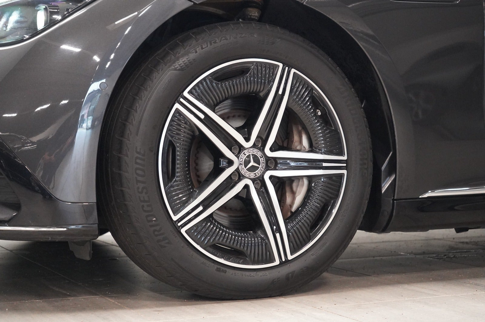 Grå Mercedes EQE350 fra 2023