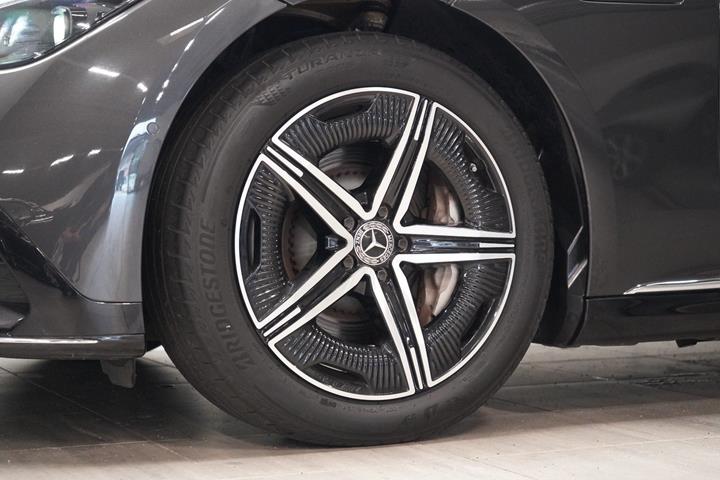Grå Mercedes EQE350 fra 2023
