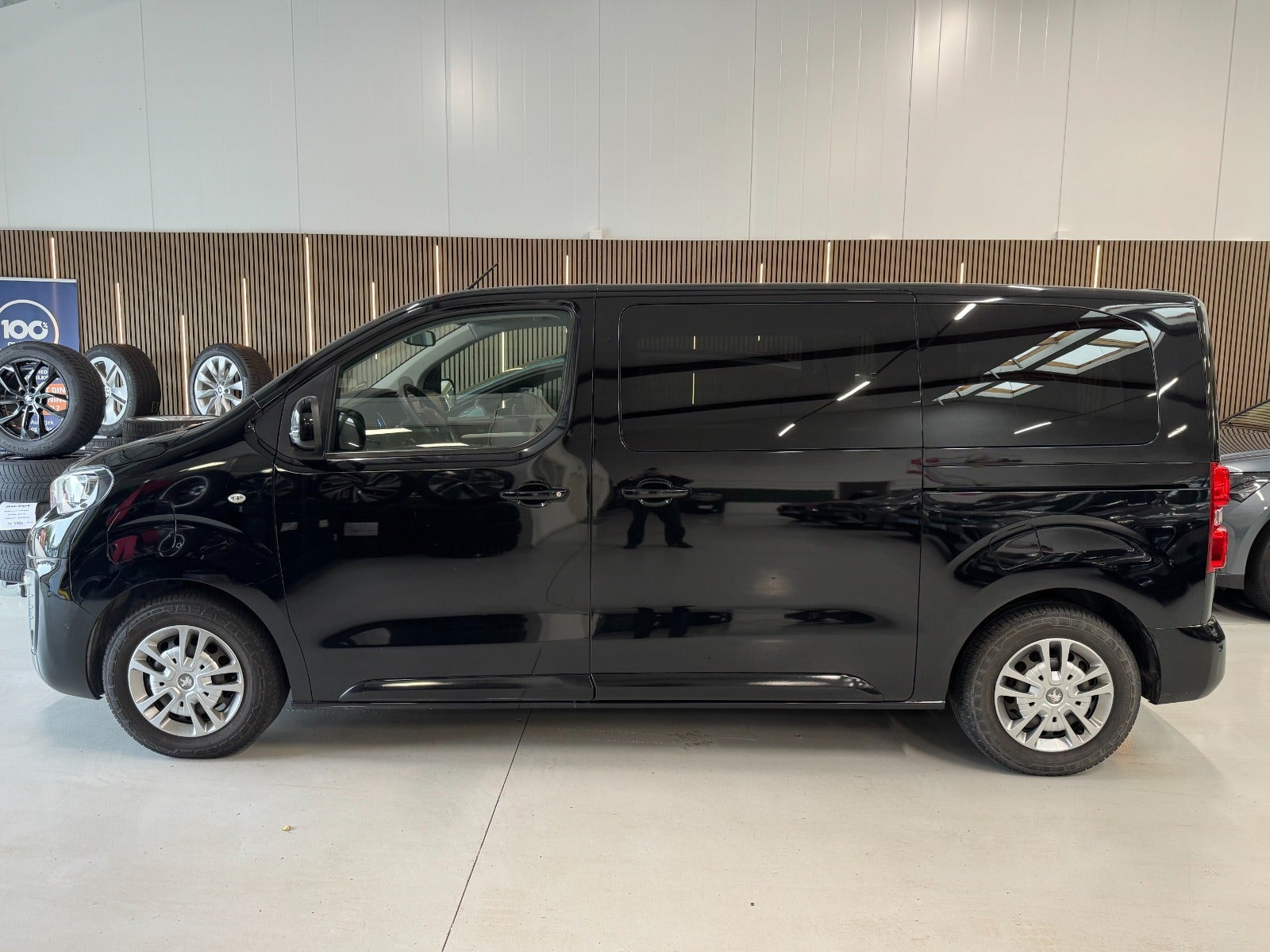 Sort Peugeot e-Traveller fra 2021