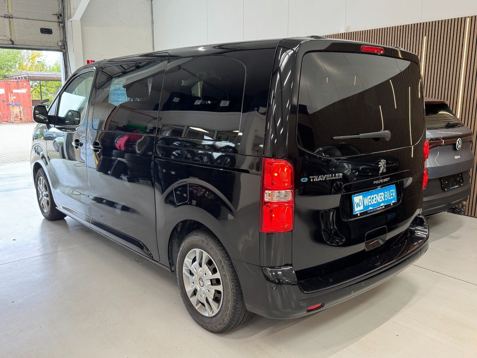 Sort Peugeot e-Traveller fra 2021