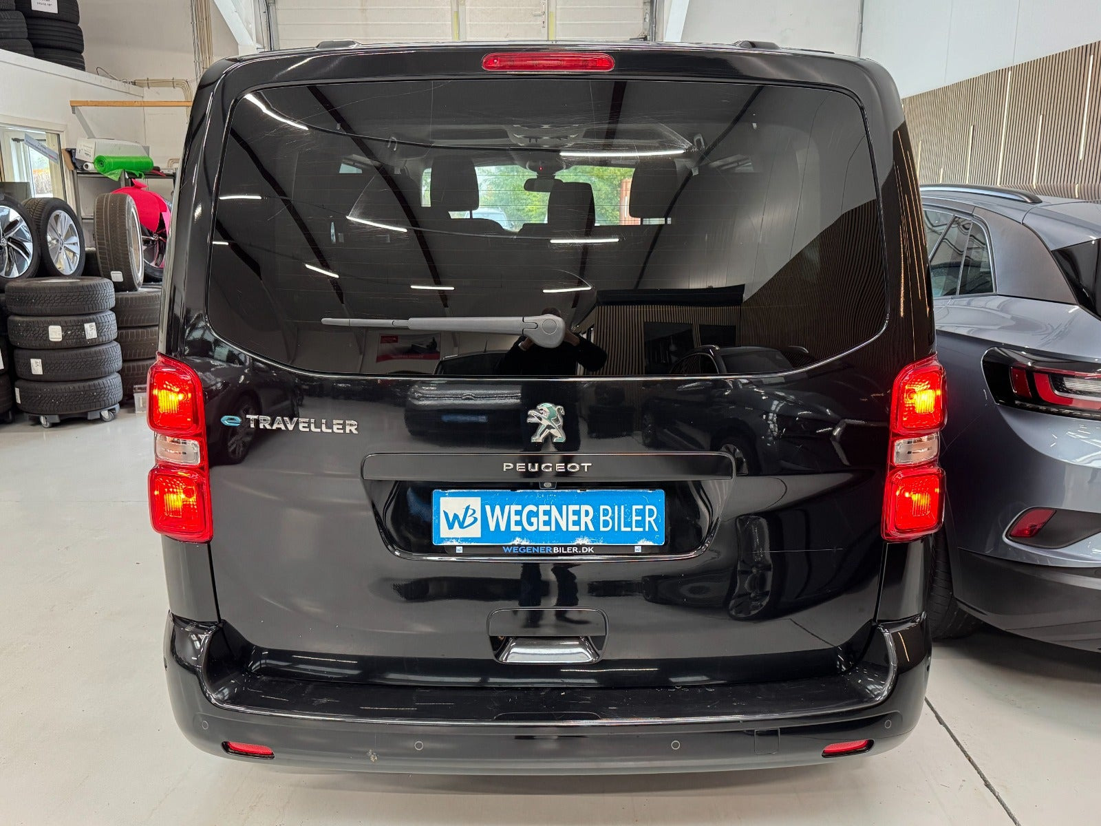 Sort Peugeot e-Traveller fra 2021