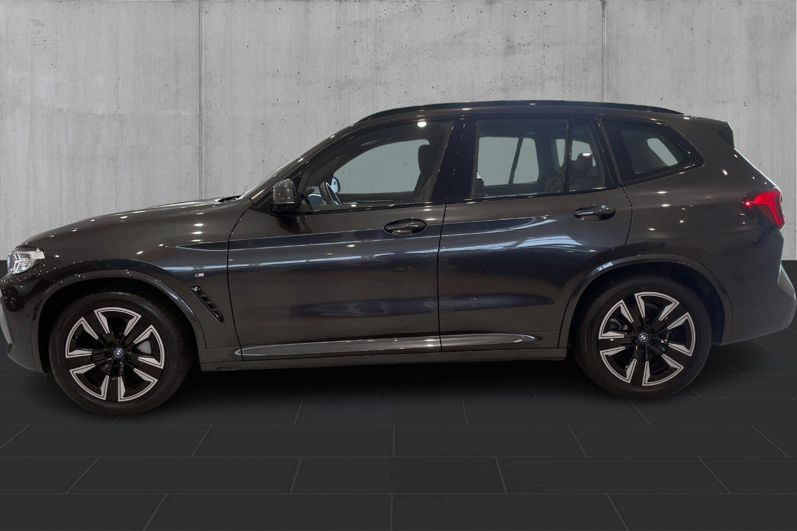 Grå BMW iX3 fra 2024