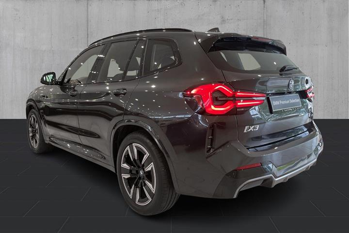 Grå BMW iX3 fra 2024