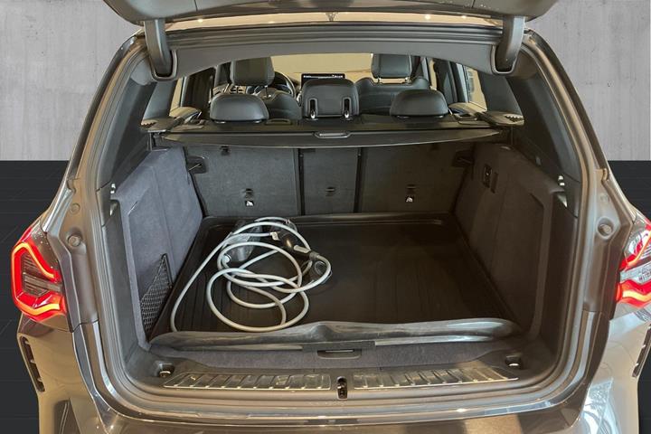 Grå BMW iX3 fra 2024