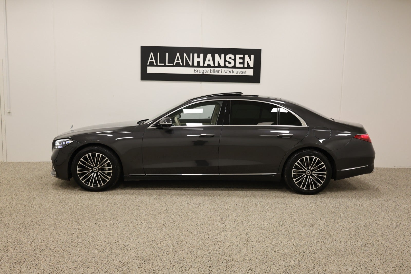 Grå Mercedes S580 e fra 2022
