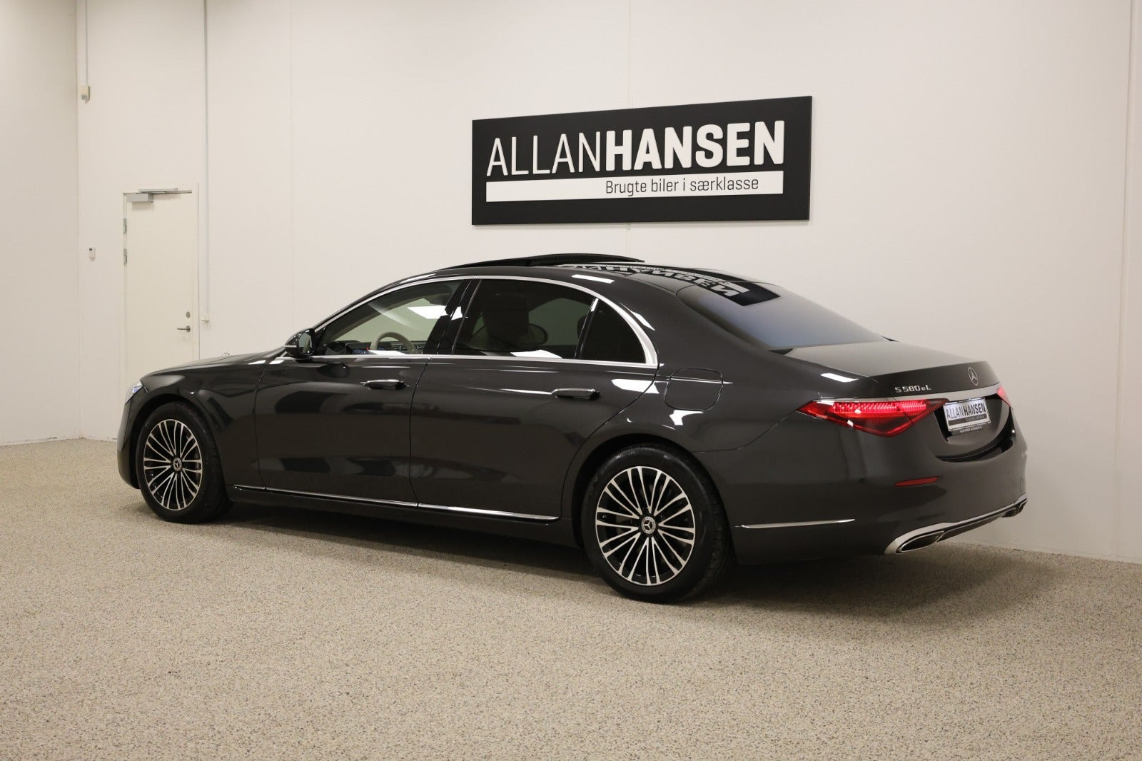 Grå Mercedes S580 e fra 2022