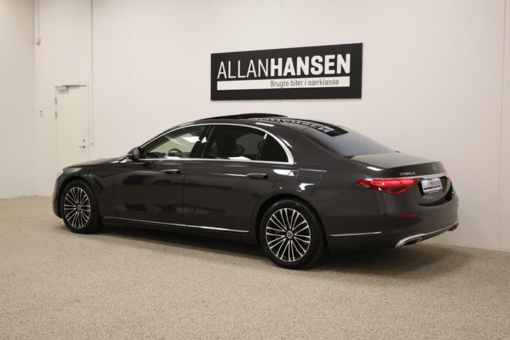 Grå Mercedes S580 e fra 2022