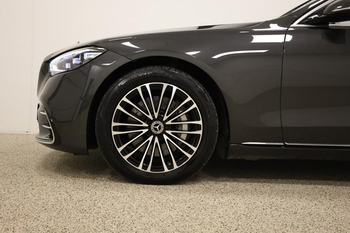Grå Mercedes S580 e fra 2022