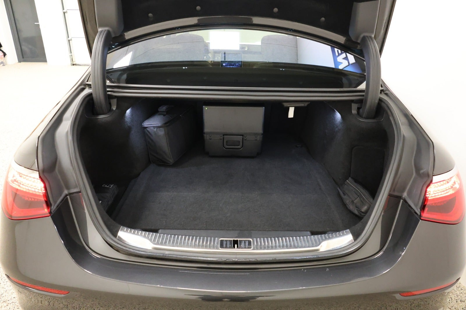 Grå Mercedes S580 e fra 2022