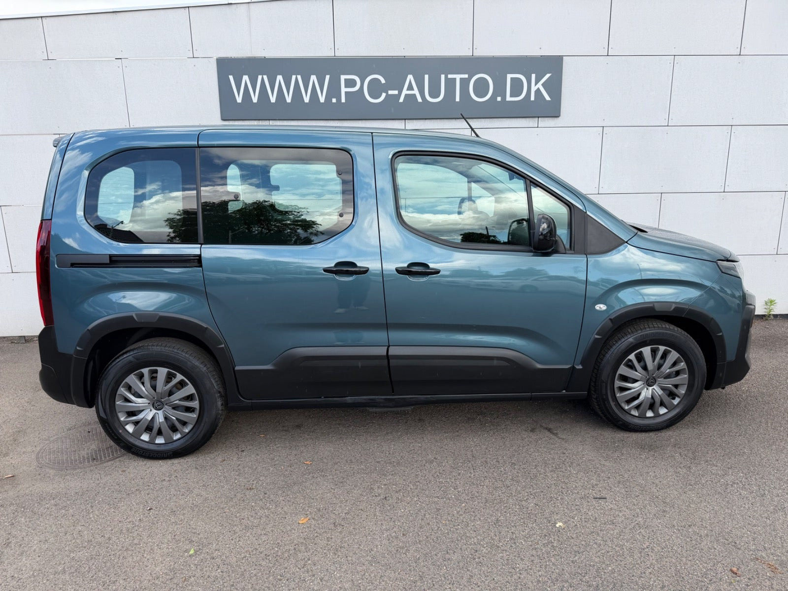 Blå Peugeot e-Rifter fra 2025