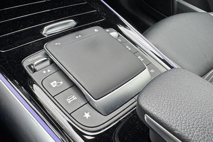 Sort Mercedes EQA250 fra 2023