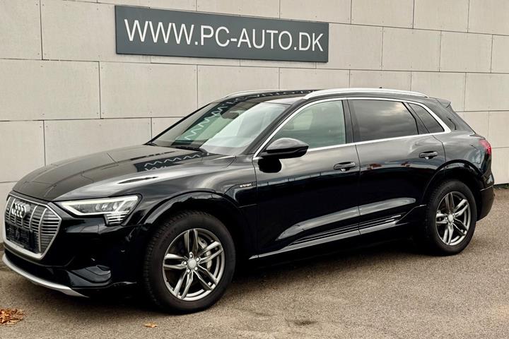 Sort Audi e-tron fra 2023 set udefra
