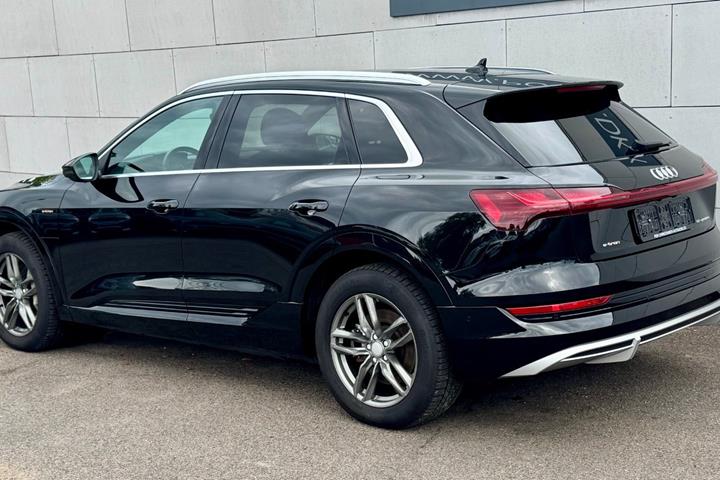 Sort Audi e-tron fra 2023