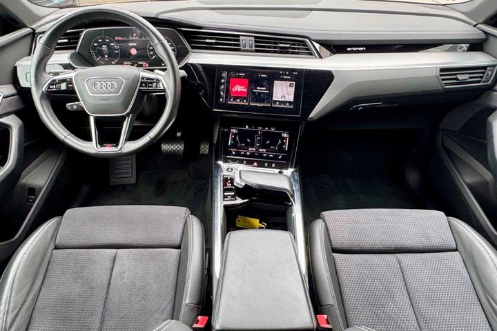 Sort Audi e-tron fra 2023
