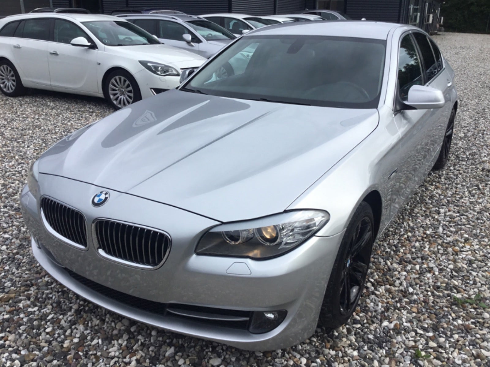 Sølv BMW 523i fra 2011