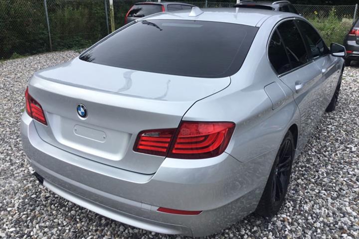 Sølv BMW 523i fra 2011
