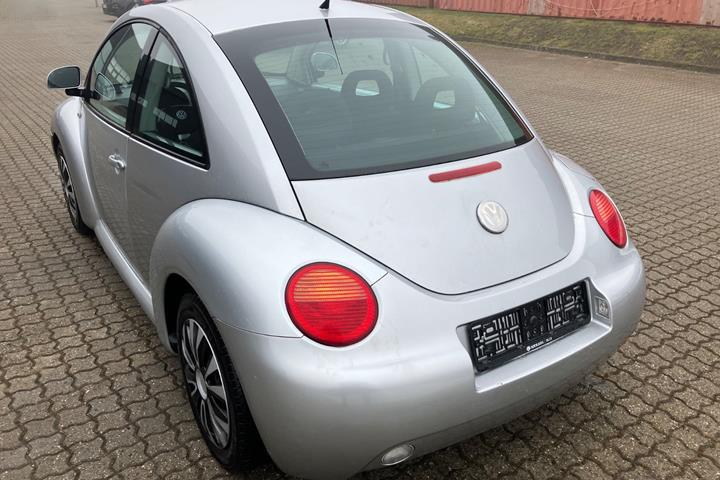Sølv VW New Beetle fra 2000