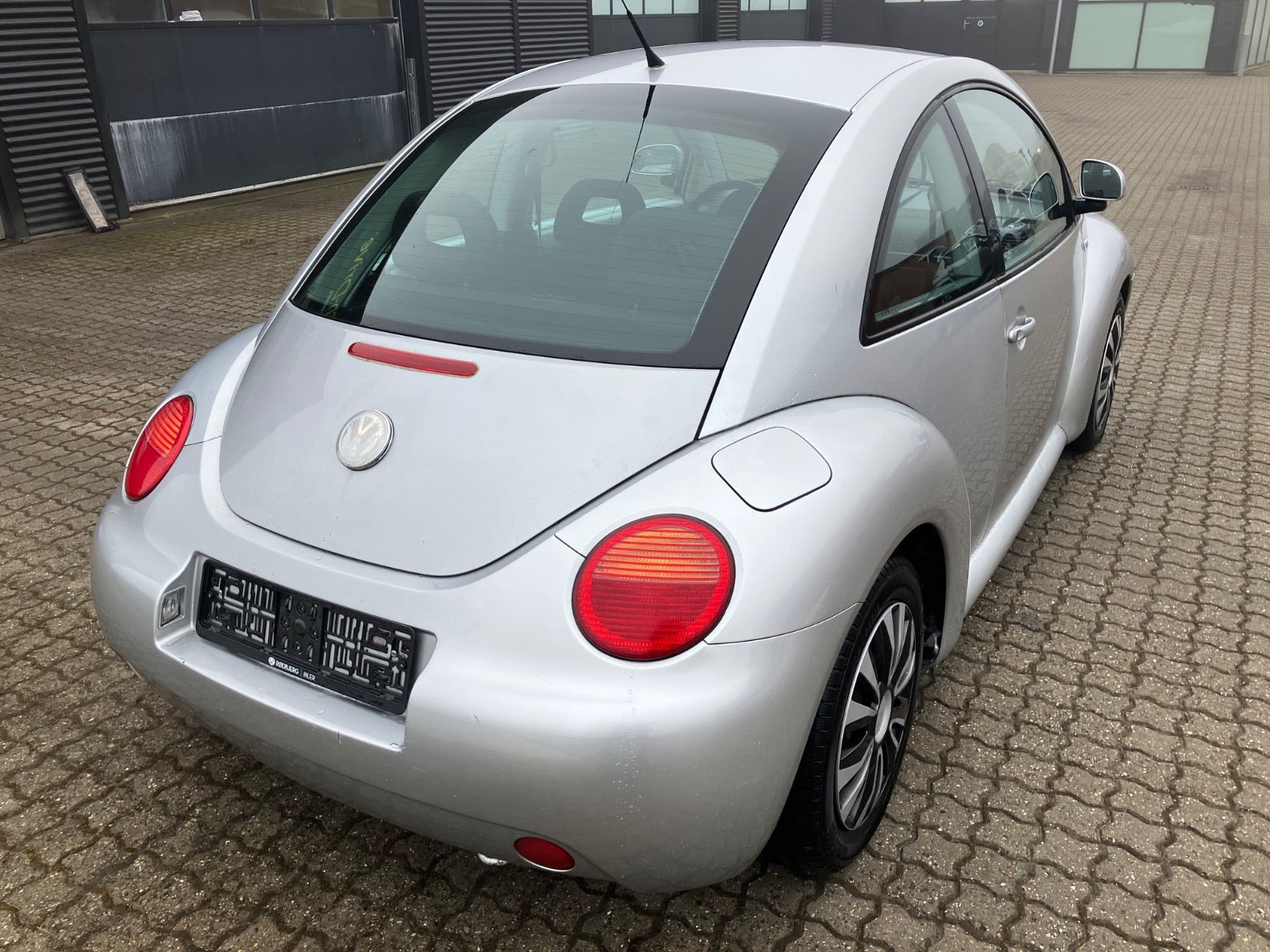 Sølv VW New Beetle fra 2000