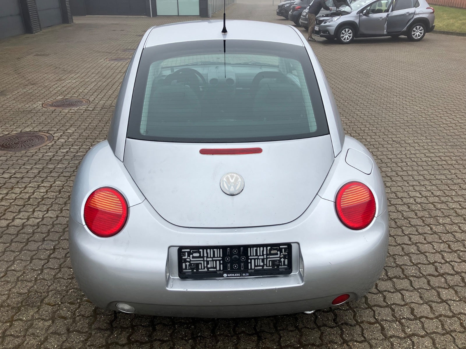 Sølv VW New Beetle fra 2000