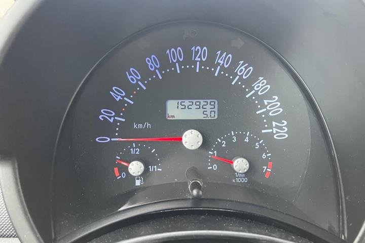 Sølv VW New Beetle fra 2000