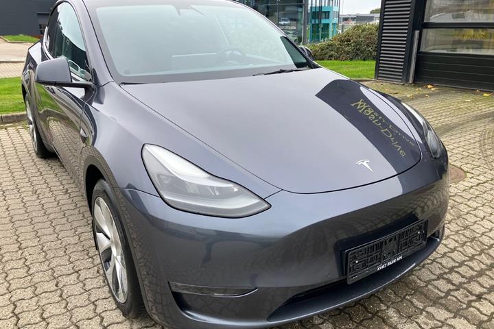 Grå Tesla Model Y fra 2021