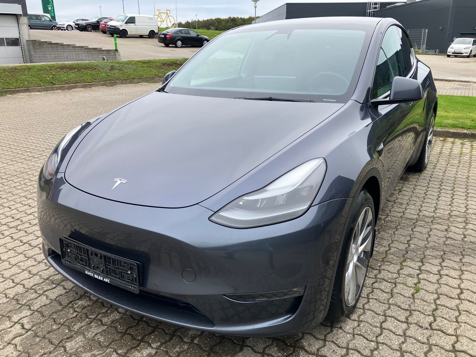 Grå Tesla Model Y fra 2021