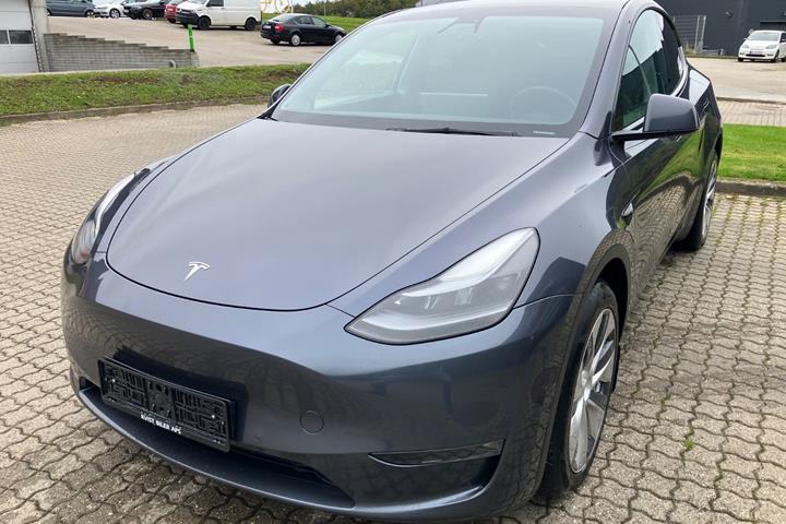 Grå Tesla Model Y fra 2021