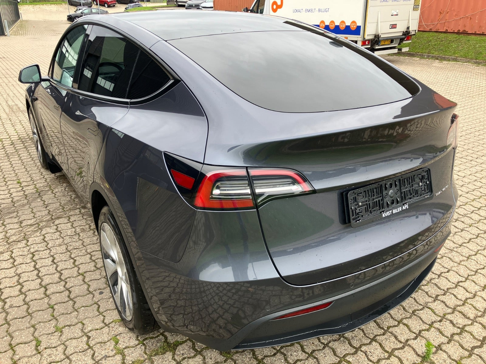 Grå Tesla Model Y fra 2021