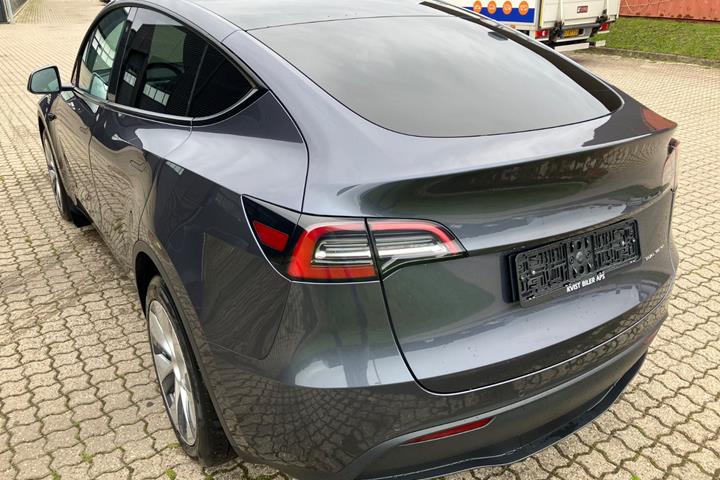 Grå Tesla Model Y fra 2021
