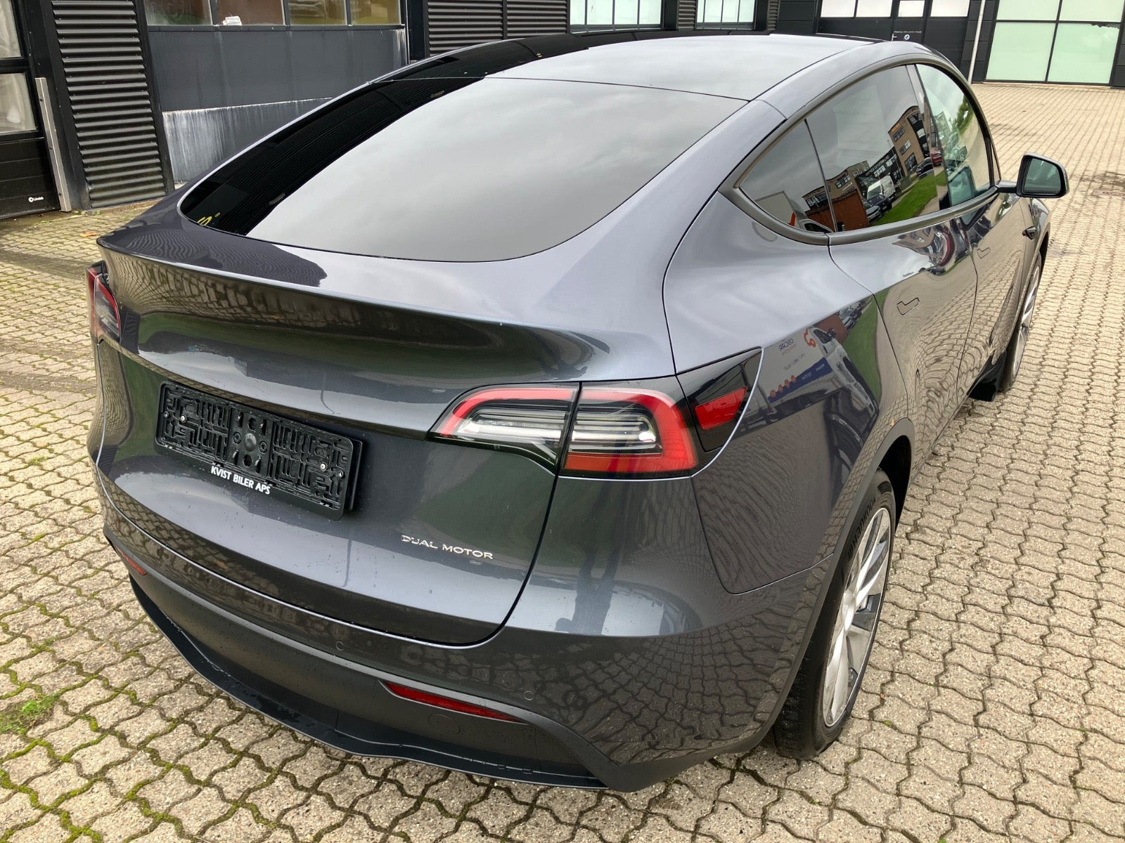 Grå Tesla Model Y fra 2021